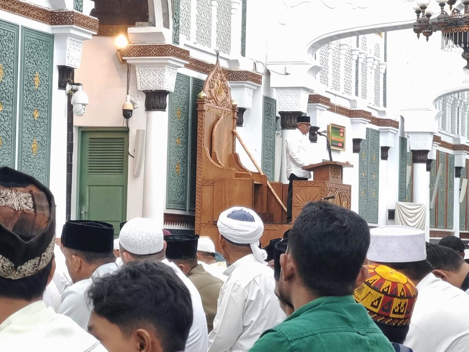 Tampak dalam gambar Pj. Gubernur Aceh yang baru Bustami Hamzah menyampaikan ceramah ramadhan di Masjid Raya Baiturahman Banda Aceh senin (18/03/24).malam.(Waspada/T. Zakaria Al Bahri)