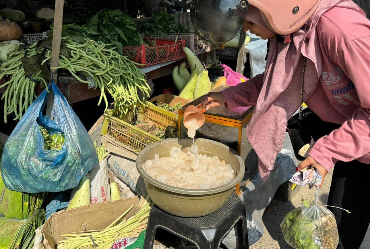 Pembeli menawarkan buah kolang kaling yang dijual di Pasar Takjil Kota Idi, Kab. Aceh Timur, Selasa (12/3). Waspada/H. Muhammad Ishak