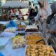 Warga memburu berbagai jenis kue di Pasar Takjil Kota Idi, Aceh Timur, Selasa (12/3). Waspada/H. Muhammad Ishak