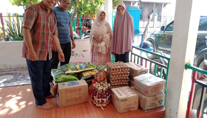 Majelis Taklim Masjid Al Huda Gampong Laksana Serahkan Sembako Untuk Dayah Wakaf Barbate