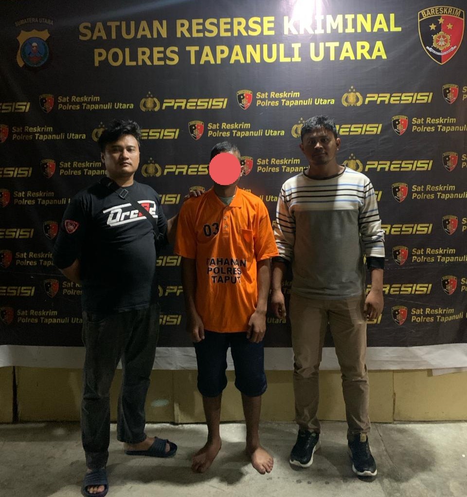 JS, 21, pekerjaan Wiraswasta, warga Desa Hutabulu, Kecamatan Siborongboorong, Kabupaten Taput ditahan dan ditetapkan tersangka karena mengintip dan merekam pakai HP miliknya seorang gadis sedang mandi di pemandian air panas di daerah Banualuhu, Kecamatan Pagaran, Taput. Waspada/ist