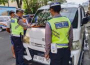 Polres Sibolga Bagikan Brosur Dan Stiker Imbauan Tertib Berlalu Lintas