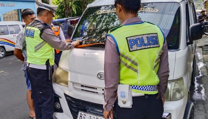 Polres Sibolga Bagikan Brosur Dan Stiker Imbauan Tertib Berlalu Lintas