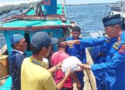 Sat Polairud Polres Langkat Bagikan Takjil Di Perairan Alur Sei Babalan