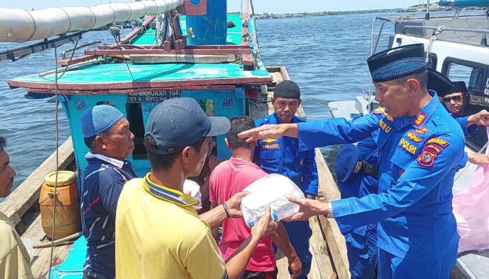 Sat Polairud Polres Langkat Bagikan Takjil Di Perairan Alur Sei Babalan