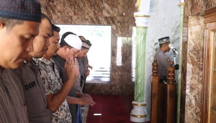 Personel Polres Langkat Jadi Imam Salat Ashar Di Masjid Darus Salam 