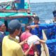 Kasat Polairud Polres Langkat AKP Heru Ediyanto SH membagikan paket takjil kepada masyarakat pesisir dan nelayan di Pangkalanbrandan, Selasa (19/3/24). Waspada/ist