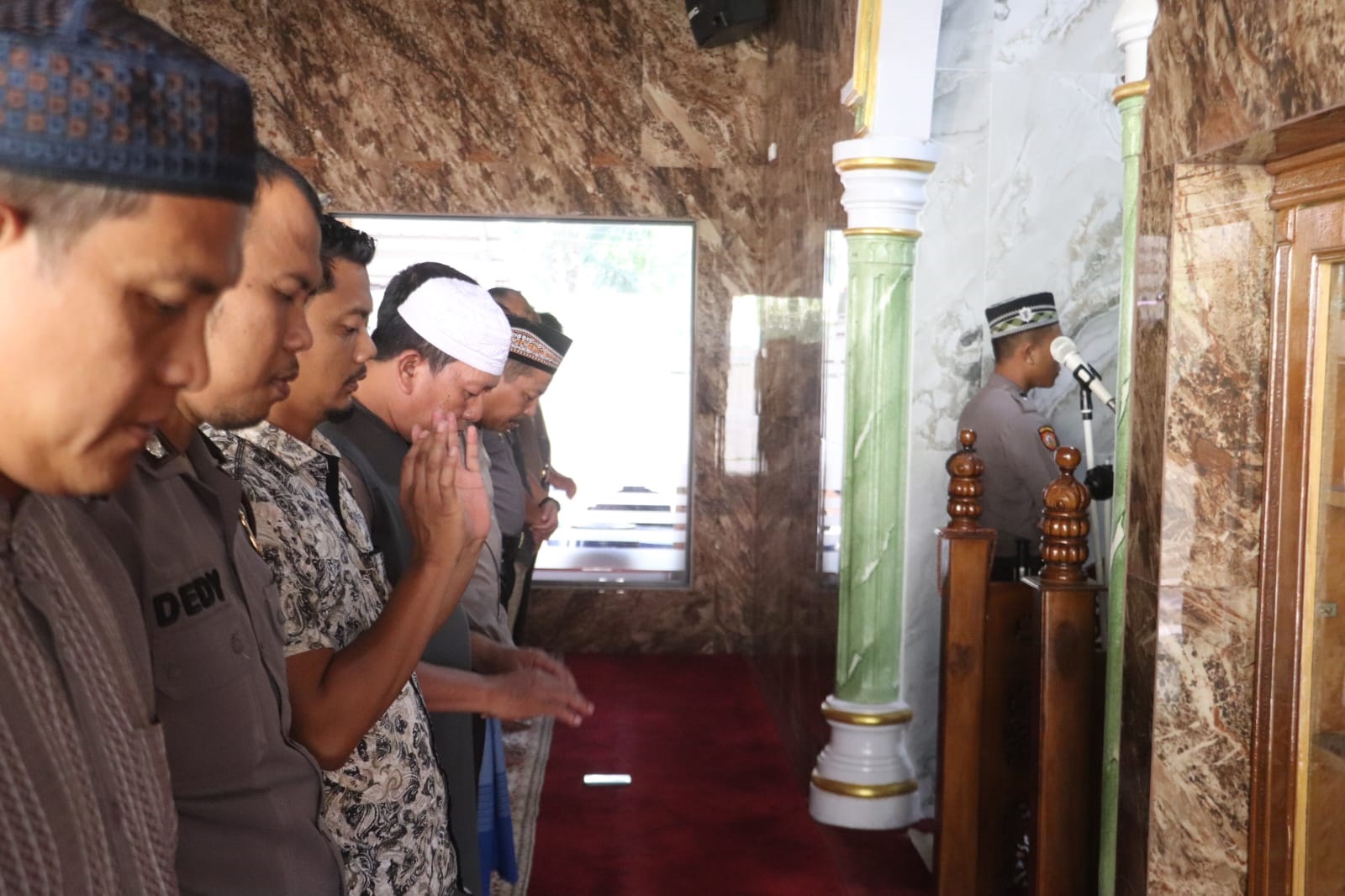 Personel Polres Langkat  Bripda  Muhammad Ragil Laksmana, menjadi Imam salat Ashar di Masjid Darus Salam Polres Langkat., Selasa (12/03/2024). Waspada/ist