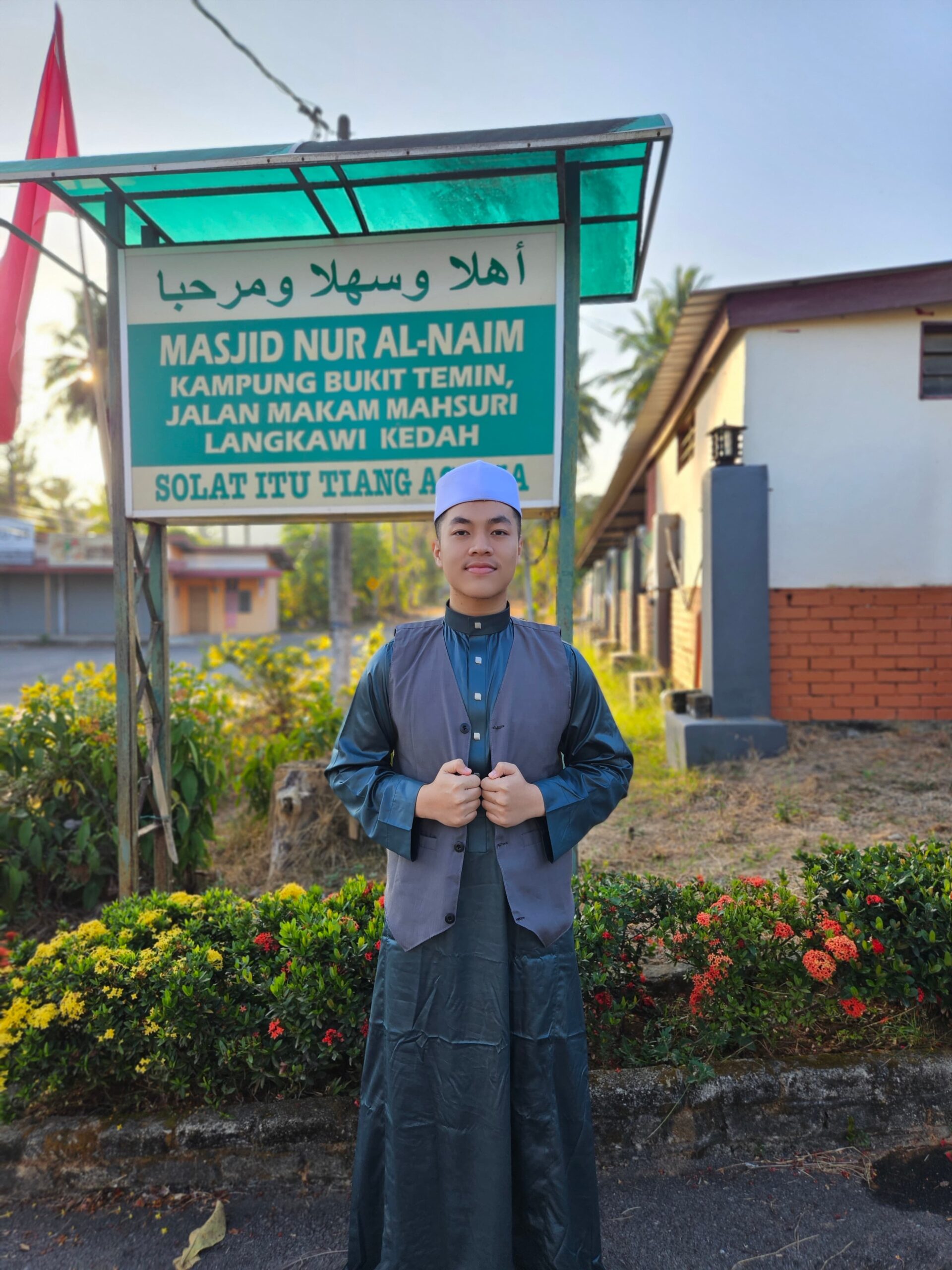 Muhammad Ghazi Al Ghifari (17), santri kelas XII IPS SMAS Dayah Darul Quran Aceh menjadi imam jemputan di Masjid Nur Al-Naim, Kampung Bukit Temin, Langkawi Kedah, Malaysia.(Waspada/Ist)