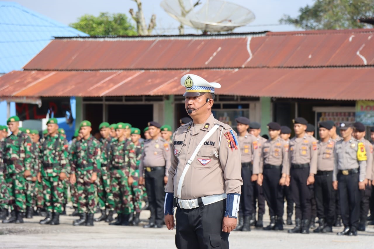 Polres Tapanuli Utara menggelar apel gelar Operasi Keselamatan Toba 2024 di Terminal Madya Tarutung, Rabu (13/3). Waspada/ist