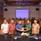 Wabup Samsul Tanjung, M.H menerima plakat dari Dekan Fakultas Dakwah dan Komunikasi UINSU Prof.Hasan Sajali di kantor Bupati Labura, Selasa (19/3)