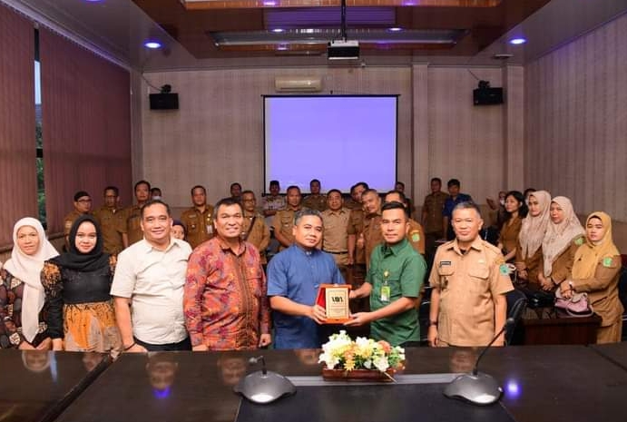 Wabup Samsul Tanjung, M.H menerima plakat dari Dekan Fakultas Dakwah dan Komunikasi UINSU Prof.Hasan Sajali di kantor Bupati Labura, Selasa (19/3)