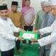 Pj Sekda saat memberikan bingkisan kepada BKM Mesjid Al-Hikmah Kota Tebingtinggi. Waspada/Ist