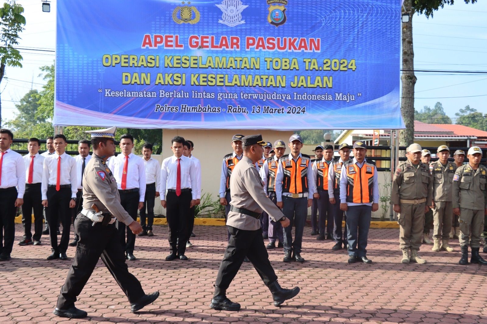 WAKAPOLRES Humbahas memeriksa barisan dalam Apel Gelar Pasukan Ops. Keselamatan Toba 2024. Waspada/Ist