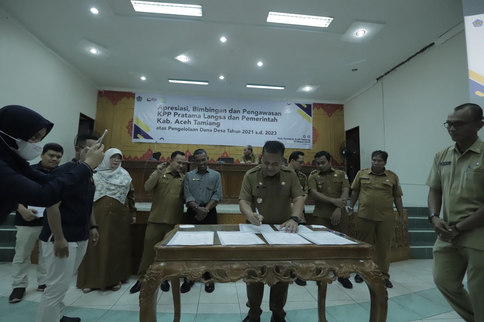 Pj Bupati Aceh Tamiang, Dra Asra saat penandatanganan komitmen kepatuhan pembayaran pajak yang dilakukan oleh para pihak, yakni Datok Penghulu, Camat, Kepala DPMKPPKB, Kepala BPKD, Inspektur Kabupaten Aceh Tamiang dan Kepala KPP Pratama Langsa. Waspada/Yusri