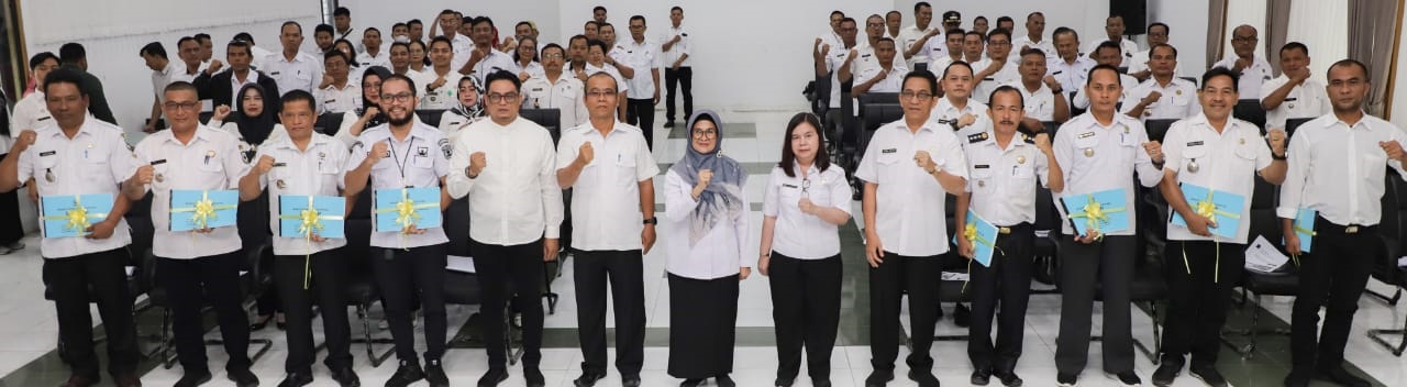 Wali Kota Pematangsiantar Susanti Dewayani (enam kiri) pose bersama dengan para camat dan lainnya usai penandatanganan berita acara dari para camat setelah Wali Kota menyerahkan DHKP dan SPPT PBB P-2 kepada para camat di ruang serbaguna Pemko, Jl. Merdeka, Rabu (13/3).(Waspada-Ist).