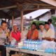Kapolres Nias AKBP Revi Nurvelani berdialog dan berbuka puasa bersama dengan para nelayan di Lingkungan VIII Kelurahan Ilir Gunungsitoli, Selasa (19/3). Waspada/Ist