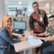 Ketua KWPSI Dosi Elfian (paling kanan) sedang membuka buku rekening tabungan di Gedung Landmark BSI Aceh, serta didampingi Regional CEO BSI Aceh Wisnu Sunandar (tengah), Banda Aceh, Selasa (19/3). (Waspada/Ist)