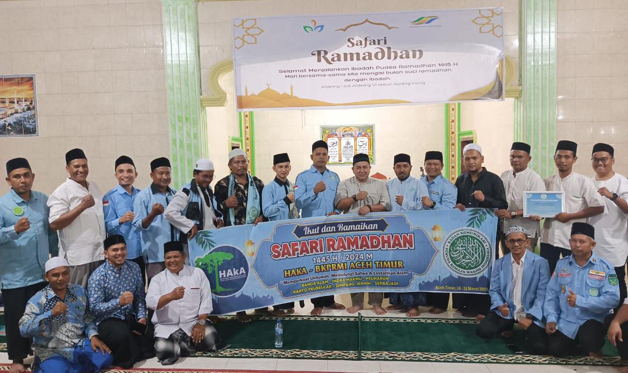 Manajemen Kebun KSO Karang Inong PTPN I & PTPN III berfoto dengan pengurus BKPRMI Aceh Timur dalam Kunjungan Safari Ramadan 1445 H/2024 M di Masjid Afdeling III, Ranto Peureulak, Aceh Timur, Senin (18/3) malam. Waspada/H. Muhammad Ishak