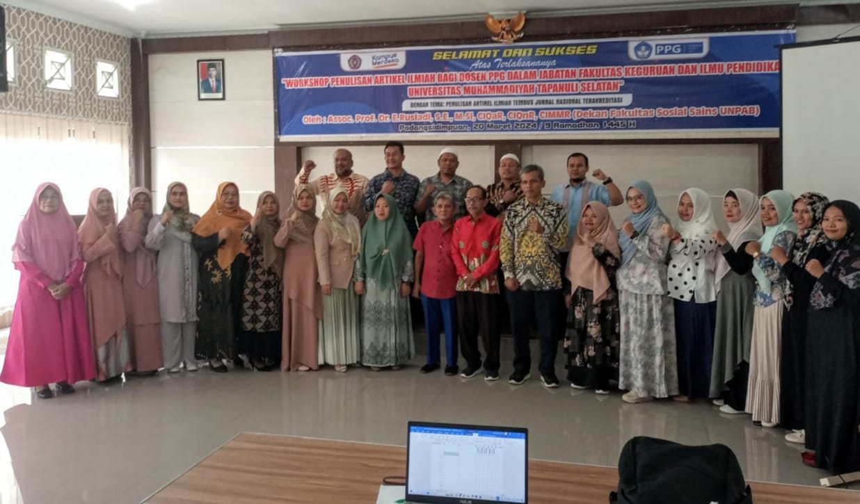 Dekan Fakultas Sosial Sains Unpab Assoc. Prof.Dr.E.Rusiadi, sebagai pemateri foto bersama dengan peserta Workshop Penulisan Artikel Ilmiah Bagi Dosen PPG dalam jabatan FKIP UM Tapsel di Aula Seminar UM Tapsel, Rabu (20/3). Waspada/ist.