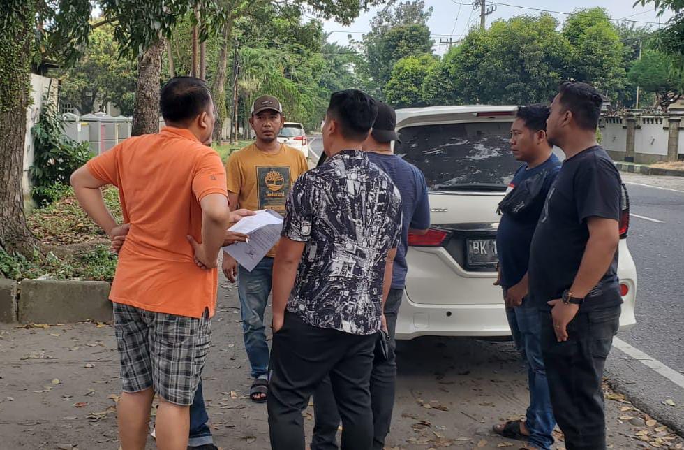 Terduga pelaku, dr SBB (baju orange) ketika hendak diamankan petugas kepolisian di Medan Maimun, Kota Medan, Rabu (28/2). Waspada/Ist.