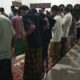 Remaja komunitas Kampung Tengah sedang melaksanakan shalat tarawih berjamaah di meunasah/masjid yang ada di wilayah hukum Polsek Darussalam. (Waspada/Ist)