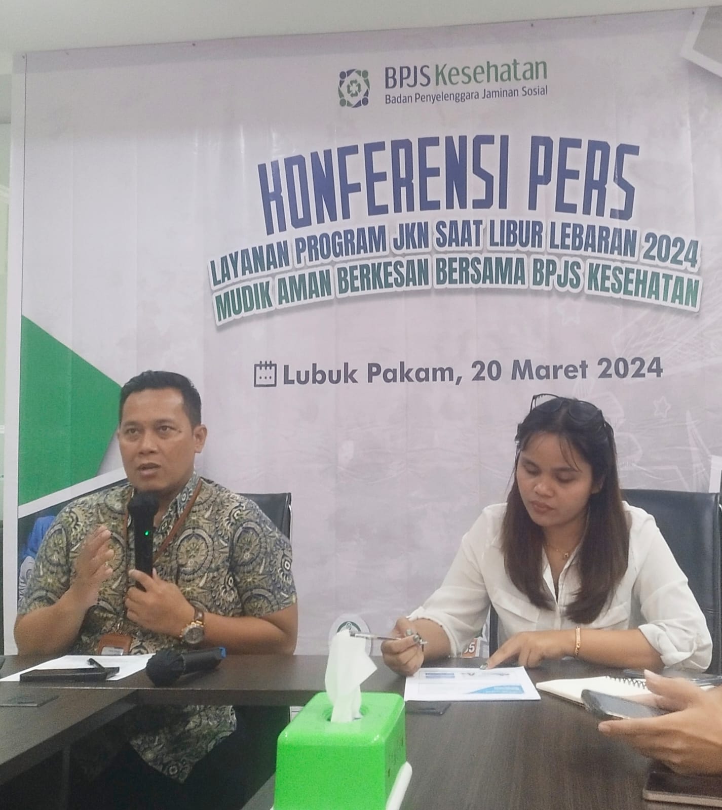 PPS Kepala Cabang Lubukpakam BPJS Kesehatan, Ikhwal Maulana, Kepala Seksi Pelayanan Kesehatan Rujukan Dinkes Deliserdang Fidrin Eni Sipayung. (Waspada/Edward Limbong)