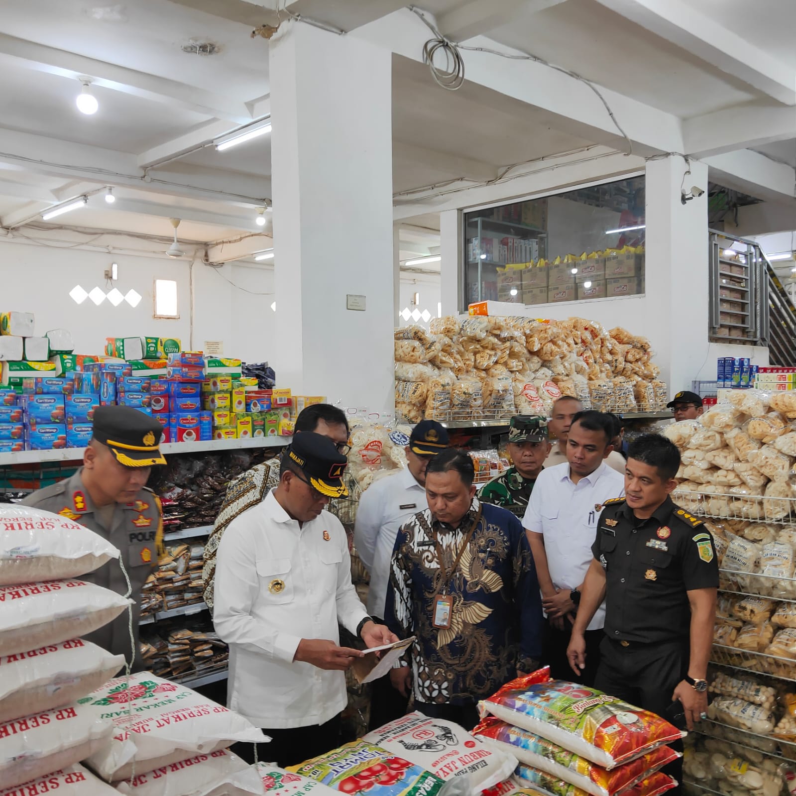 Pj Bupati Tapanuli Tengah, Sugeng Riyanta dan Kapolres Tapanuli Tengah, AKBP Basa Emden Banjarnahor dan TPID Kabupaten Tapteng sidak bahan kebutuhan pokok di salah satu pasar modern Kabupaten Tapteng, Rabu (20/3). Waspada/ist