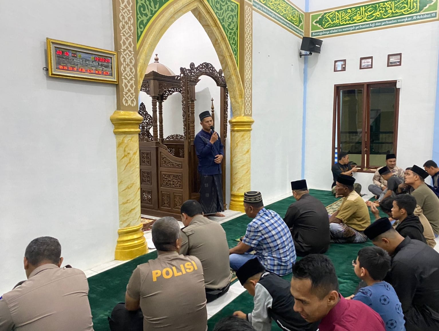 TARAWIH bersama Polres Humbahas dan warga di Masjid Al-Muhajirin. Waspada/Ist