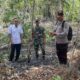 Tim gabungan Polsek, Koramil, perangkat nagori dan warga saat meninjau area hutan yang baru terbakar dalam kondisi api sudah padam, Rabu (13/3).(Waspada/ist).