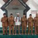 Dr. Tgk. M. Yusran Hadi, Lc., MA (tutup kepala putih) bersama Kadis Dinas Syariat Islam Aceh Zahrol Fajri, S.Ag,MH (pakai peci hitam, ketiga dari kanan), dan para kasie dan kabid Dinas Syariat Islam Aceh, foto bersama usai menyampaikan tausyiah ramadan di kantor DSI Aceh, Rabu (20/03/24).(Waspada/T.Mansursyah)