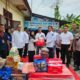 Pj Wali Kota Langsa, Syaridin, saat menyerahkan bantuan sembako dan lainya kepada Popy Ranian Dika, korban musibah kebakaran, di Dusun Rukun Gampong Blang, Kecamatan Langsa Kota, Rabu (20/3). Waspada/Rapian