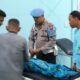 Pihak medis didampingi personel kepolisian dan pihak keluarga memeriksa bocah korban tenggelam di Puskesmas Peunaron, Aceh Timur, Selasa (12/3) malam. Waspada/Ist