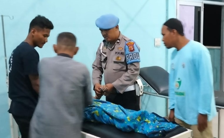 Pihak medis didampingi personel kepolisian dan pihak keluarga memeriksa bocah korban tenggelam di Puskesmas Peunaron, Aceh Timur, Selasa (12/3) malam. Waspada/Ist