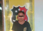 Pelaku HG alias Doyok dan barang bukti diamankan di Polsek Perdagangan.(Waspada/ist).