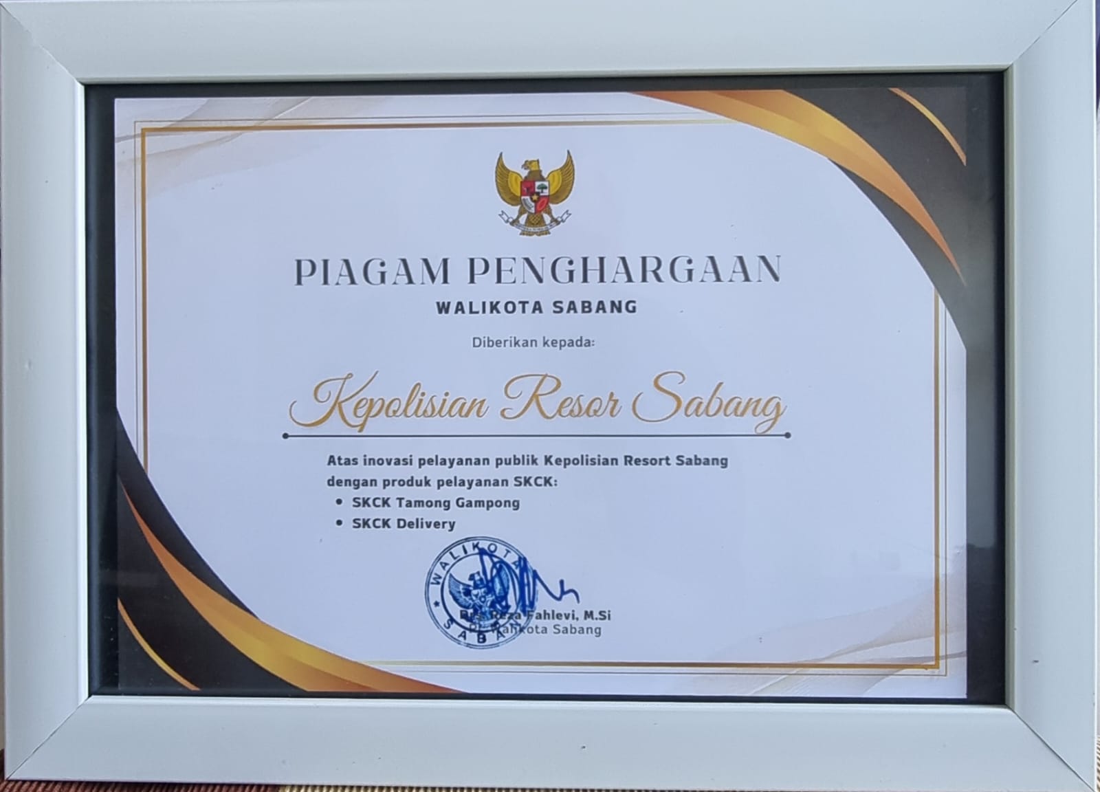 Piagam Penghargaan dari Pj. Wali Kota Sabang kepada Kapolres Sabang. (Waspada/ist)