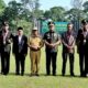 Wabup Simalungun H.Zonny Waldi bersama Kasdam I/BB, Brigjen TNI Refrizal saat menghadiri Upacara Penutupan Diktama TNI AD Gel. II TA 2023, di lapangan Rindam I/BB, Pematang Siantar, Rabu (13/3).(Waspada/ist).