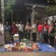 Plt Kadis Sosial Aceh Besar Aulia Rahman serahkan bantuan masa panik yang diterima langsung Korban kebakaran Burhanuddin di Gampong Tanjung, Kecamatan Ingin Jaya, Aceh Besar Rabu (13/3) malam. (Waspada/Ist)