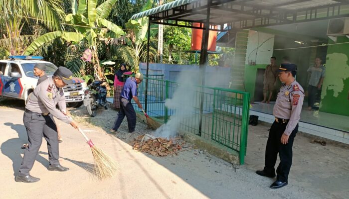 Kapolsek P. Brandan Bersama Masyarakat Bersihkan Musala 