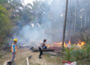 Personel Polsek Serbajadi membantu memadamkan api yang membakar rumah milik warga di Gampong Bukit Tiga, Kecamatan Peunaron, Kabupaten Aceh Timur, Selasa (12/3) sore. Waspada/Muhammad Ishak