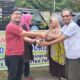 Kepala LP AIK UM Tapsel, Mulyadi Hermanto Nst, MA (kanan) dan Dekan Fakultas Saintek, UM Tapsel, Rafikah Amanda Lubis, MP secara simbolis terima bibit durian dari Ketua DPD PAPPSI Kota Padangsidimpuan, Urwatul Hannan Hrp, S.Pi dan Sekretaris DPD PAPPSI Padangsidimpuan, Mei Narsih Harahap, Rabu (20/3).Waspada/Mohot Lubis