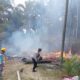 Personel Polsek Serbajadi membantu memadamkan api yang membakar rumah milik warga di Gampong Bukit Tiga, Kecamatan Peunaron, Kabupaten Aceh Timur, Selasa (12/3) sore. Waspada/Muhammad Ishak