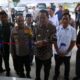 Kapolresta Banda Aceh, Kombes Pol Fahmi Irwan Ramli didampingi Pj Wali Kota Banda Aceh, Amiruddin, memotong pita saat melaunching Gampong Lhong Raya sebagai Kampung Bebas Narkoba. (Waspada/Zafrullah)
