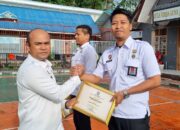 Rutan Tarutung Berikan Penghargaan Kepada Dua Pegawai Teladan