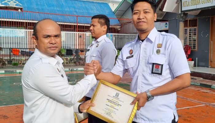 Rutan Tarutung Berikan Penghargaan Kepada Dua Pegawai Teladan