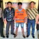 Polsek Siantar Utara Polres Pematangsiantar meringkus terduga pelaku penganiayaan, pria RB, 28, alias B (tengah) di Jl. Patuan Anggi, Simpang Jl. Patuan Nagari, Kel. Sukadame, Kec. Siantar Utara, Jumat (1/3) pukul 10:00 dan memboyongnya ke Mapolsek Siantar Barat.(Waspada-Ist).