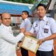 Kepala Rutan Tarutung, Ismet Sitorus berikan piagam penghargaan kepada dua orang pegawai teladan di lingkungan kerjanya, Rabu (6/3). Waspada/ist