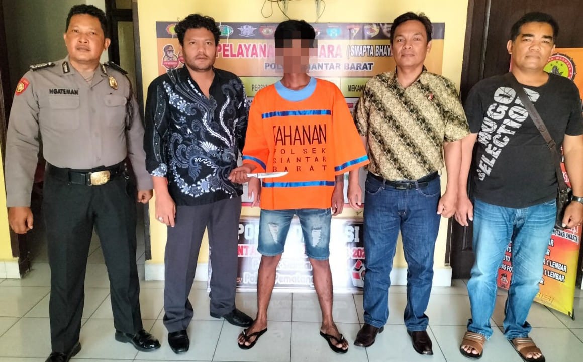 Polsek Siantar Utara Polres Pematangsiantar meringkus terduga pelaku penganiayaan, pria RB, 28, alias B (tengah) di Jl. Patuan Anggi, Simpang Jl. Patuan Nagari, Kel. Sukadame, Kec. Siantar Utara, Jumat (1/3) pukul 10:00 dan memboyongnya ke Mapolsek Siantar Barat.(Waspada-Ist).