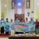Pengurus DPD BKPRMI Aceh Timur berfoto usai menyerahkan Alquran di Masjid Baiturrahim Banda Alam, Aceh Timur, Rabu (20/3) malam. Waspada/H. Muhammad Ishak