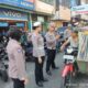 Kasat Lantas Polres Binjai AKP Agus Ita Lestari Br Ginting mendampingi personel ketika memberikan pengarahan kepada abang becak.(Waspada/Ist).